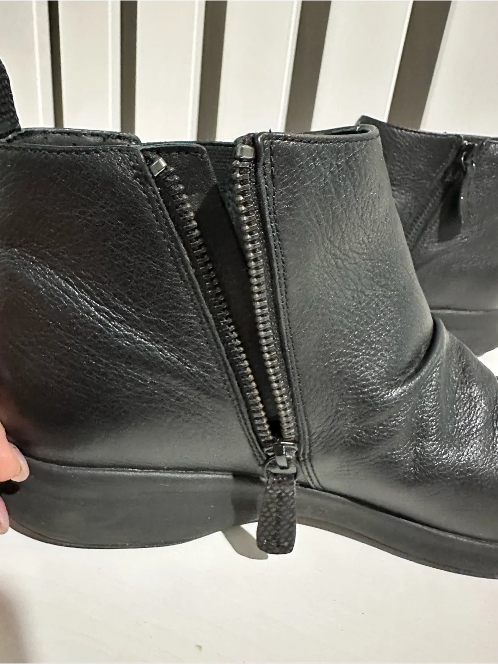 Clarks Unstructured Black Leather Side Zip‎ Ruched Ankle Boots Booties Size 9